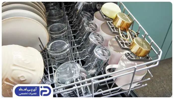 طریقه قرار گرفتن ظرف ها در قفسه بالایی ظرفشویی