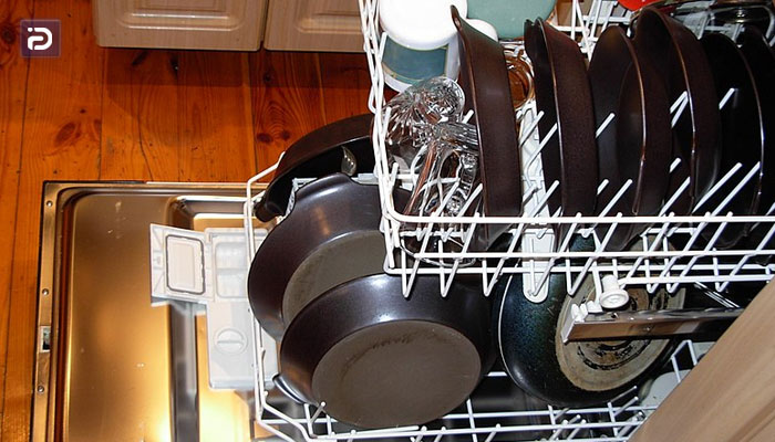 ظروف را در ظرفشویی به ترتیب بچینید
