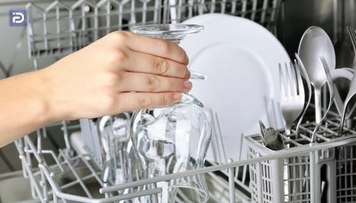 ظروف را در ظرفشویی آبکشی نکنید