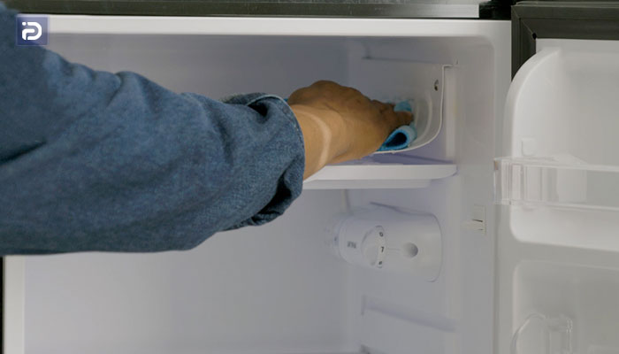 تمیز کردن داخل و بیرون دستگاه و از بین بردن برفک ها از راهکار های مراقبت از یخچال