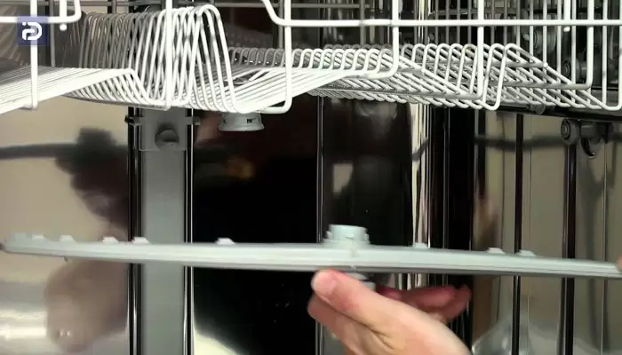 بررسی شیلنگ خروجی و آب پاش ها هنگام تمیز کردن ظرفشویی