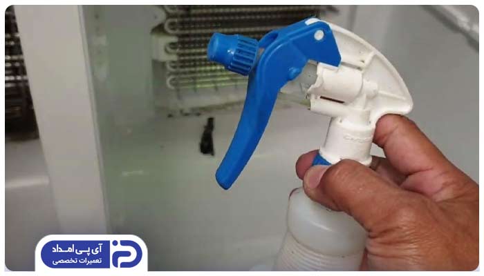 استفاده از اسپری کف صابون برای نشت یابی گاز یخچال 