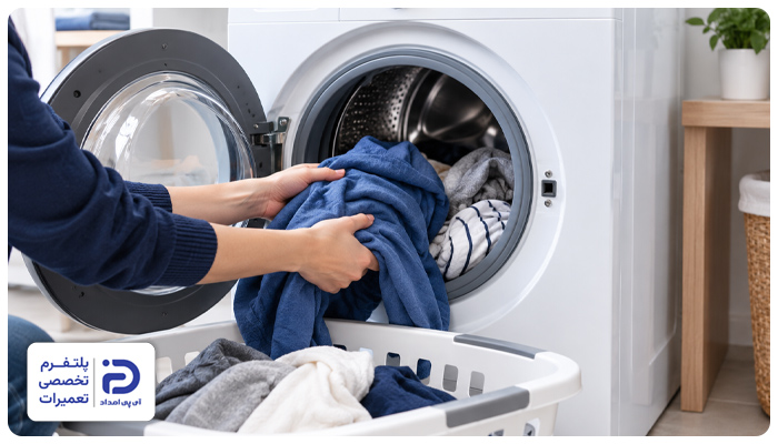 خارج کردن لباسها از ماشین لباسشویی آاگ