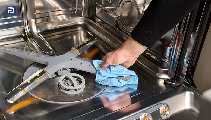 پاک کردن بازوهای آبپاش دستگاه ماشین ظرف‌شویی در رفع بوی بد ظرفشویی مؤثر است