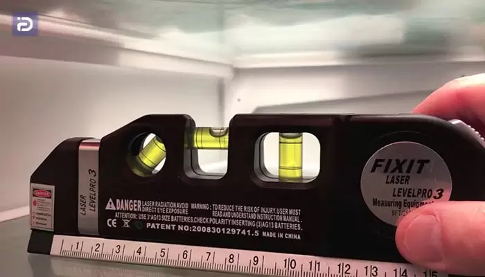 استفاده از ابزار برای تراز کردن یخچال