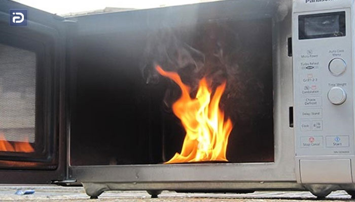 قرار دادن فلز در ماکروفر باعث آتش سوزی میشود