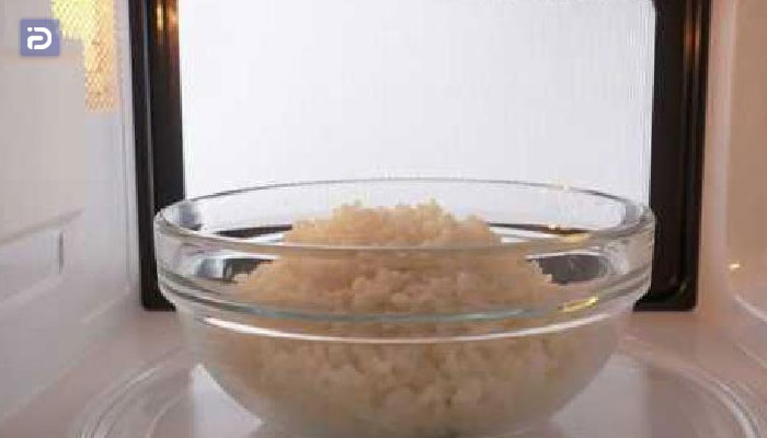 قرار دادن برنج خام در ماکروفر باعث سوختن غذا میشود
