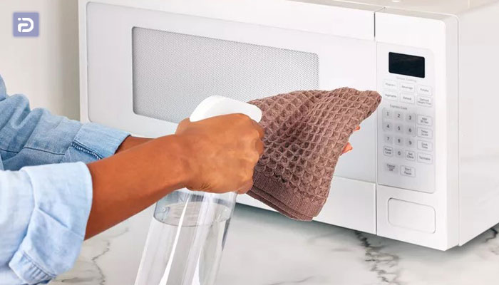 طرز پاک کردن ماکروفر با حوله کاغذی مرطوب