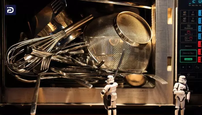 وجود جسم فلزی در ماکروفر باعث جرقه زدن میشود