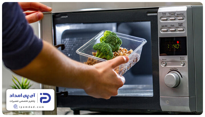 مایکروفر با غذا چه‌کار می‌کند؟