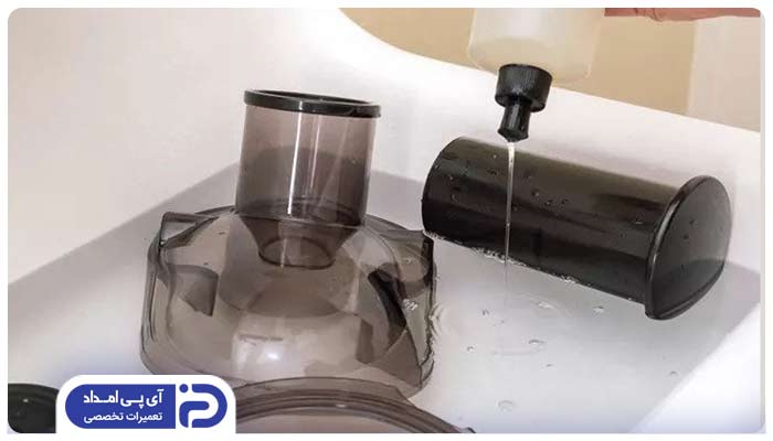 تمیز کردن قسمت‌های پلاستیکی آبمیوه گیری