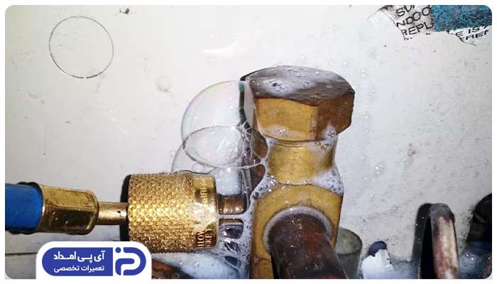 2. وجود نشتی کوچک یا ترک در لوله‌ها