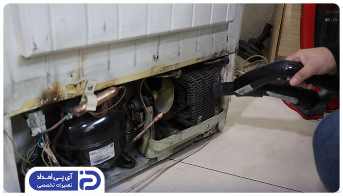 استفاده از برس نرم یا جاروبرقی برای نظافت کندانسور یخچال