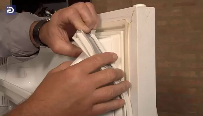 برای افزایش طول عمر یخچال نوار دور درب را تعویض کنید