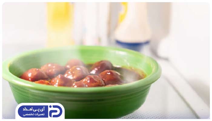 8. قرار دادن غذاهای گرم در یخچال