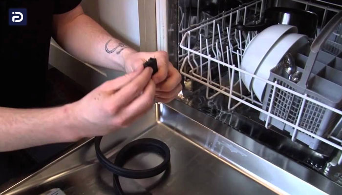 خرابی نوار دور در باعث قفل نشدن درب ظرفشویی میشود