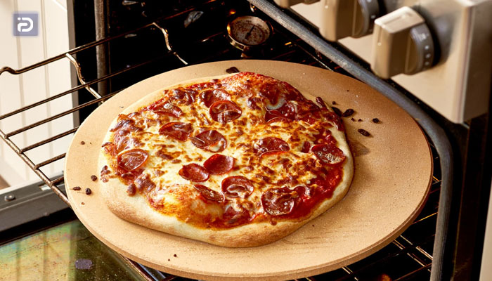 نحوه آماده کردن پیتزا برای قرار گرفتن در فر گاز