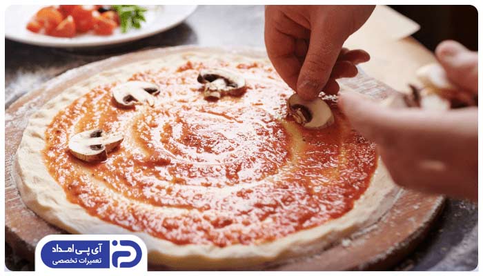 در اولین مرحله باید گوشت را به همراه پیاز، زردچوبه، نمک، فلفل و کمی پودر دارچین تفت دهید.