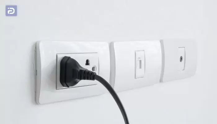 جدا شدن سیم دو شاخه تلویزیون از پریز برق