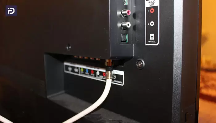 شل بودن کابل را برای مشکل برفک زدن تلویزیون بررسی کنید