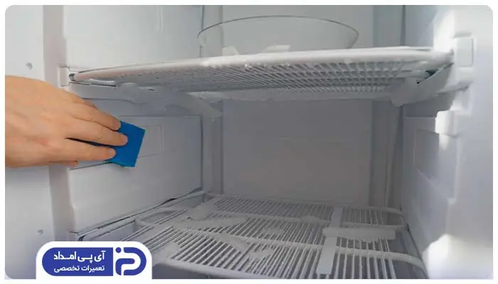 7. استفاده از اسفنج برای برفک یخچال