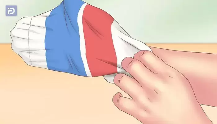 جوراب را پشت و رو کنید و در آب سرد بشویید