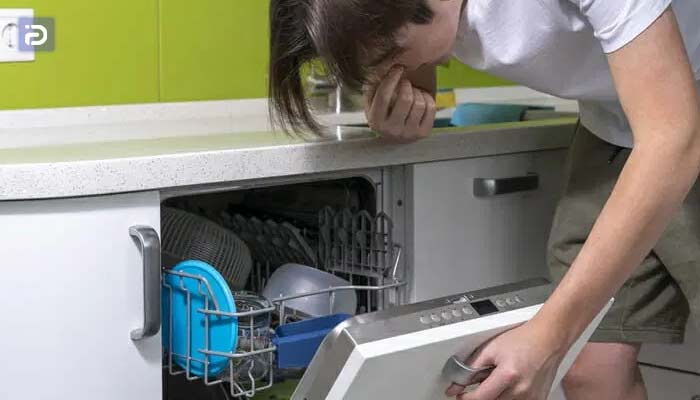 بوی سوختگی از دلایل خرابی برد ماشین ظرفشویی بوش