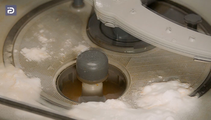 استفاده از سرکه، جوش شیرین و آب گرم جهت برطرف کردن گرفتگی لوله فاضلاب ظرفشویی