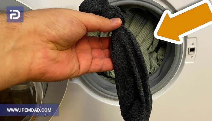 شستشو تمیز لباس‌ها در لباسشویی با جوراب و صابون