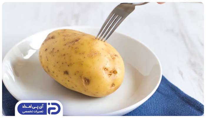 با چند سوراخ کوچک با چنگال یا چاقو سیب‌زمینی‌ها را سوراخ کنید.