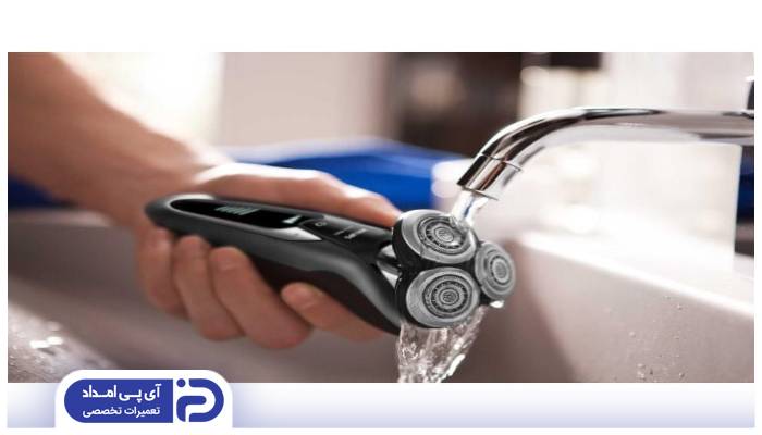 تمیز کردن ریش تراش با تیغه های چرخشی