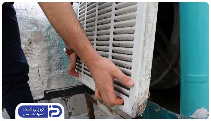 باز کردن دریچه ها برای تعویض پوشال کولر آبی
