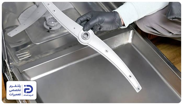 رسوبات یا جرم در مسیر آب و بازوهای آبپاش یکی از علت های خشک نشدن ظروف در ماشین ظرفشویی بوش