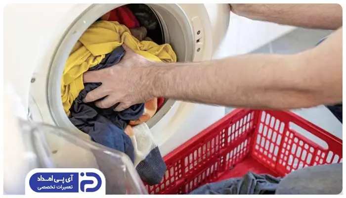 بی‌نظم قرار گرفتن لباس‌ها در مخزن لباسشویی 