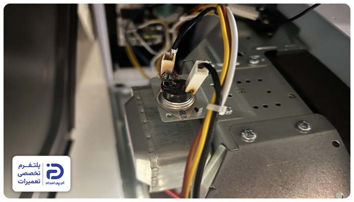 ایراد در کابل اتصال برق از دلایل دود دکردن ماکروفر