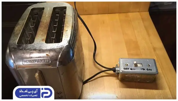 سیم دوشاخه آون توستر قطع شده و یا اتصالی دارد
