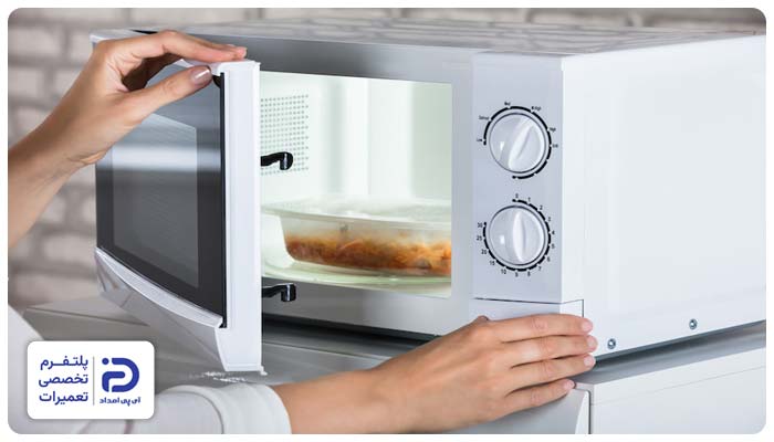 گرم نکردن ماکروفر بوتان
خرابی لامپ مگنتران یکی از اصلی‌ترین دلایل گرم نشدن غذا است.
دیود یا خازن نیز در عملکرد صحیح مگنترون نقش دارند و خرابی آن‌ها می‌تواند باعث اختلال در تولید امواج مایکروویو شود.
ترانسفورماتور ولتاژ مورد نیاز برای کارکرد مگنترون را تامین می‌کند. خرابی آن نیز می‌تواند باعث اختلال در عملکرد مایکروفر شود.
خرابی سنسورهای دما می‌تواند باعث گرم شدن بیش از حد یا گرم نشدن کافی غذا شود.
گاهی اوقات، مشکل گرم نشدن غذا به دلیل اتصالات بد سیم‌ها یا قطعات داخل مایکروفر رخ می‌دهد.