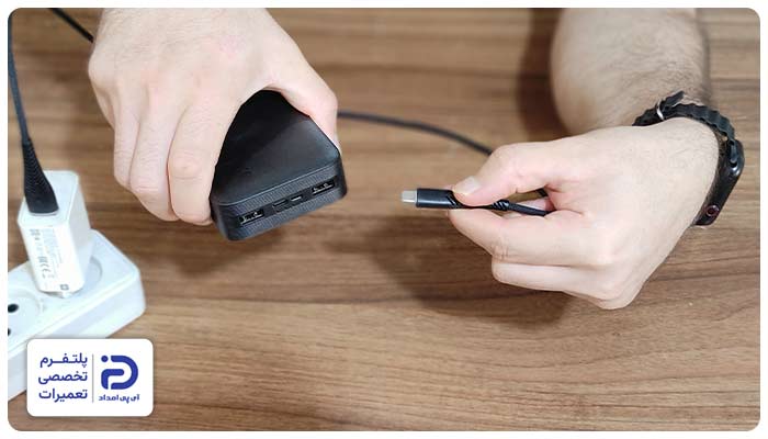 وجود گرد و غبار و کثیفی‌ها در پورت‌های USB پاوربانک