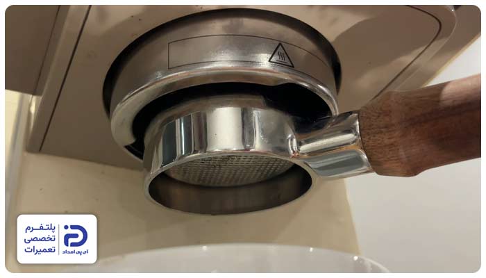 گرفتگی فیلتر یا پورتافیلتر علت چشمک زدن چراغ اسپرسوساز