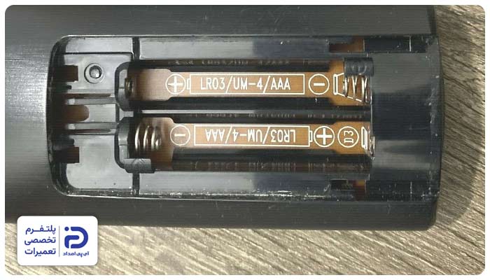 آسیب، زنگزدگی یا خوردگی قسمت فنر و اتصالات جای باتری