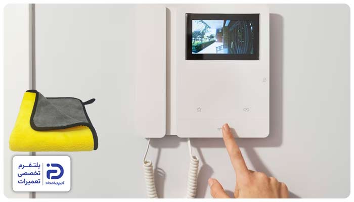 کثیف یا خشدار شدن طلق یا لنز پنل (کاور دوربین) یکی از علتهای تار شدن تصویر آیفون تصویری