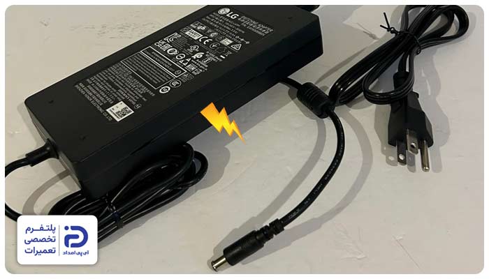 کابل برق یا آداپتور معیوب یکی از علت‌های داغ شدن مانیتور