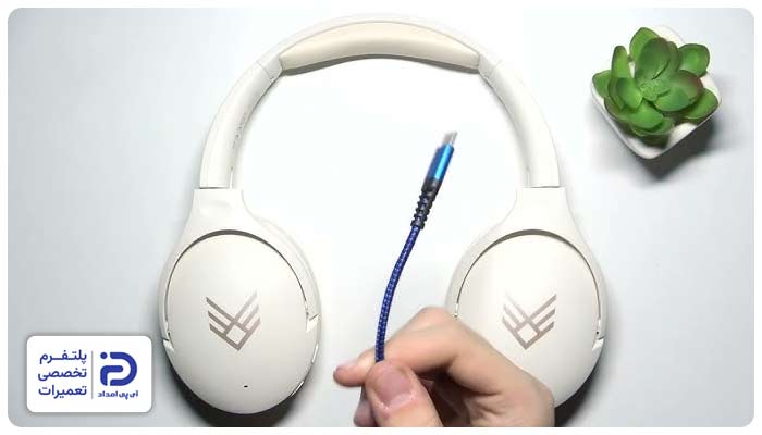 مشکل در شارژ یا منبع تغذیه (Charging Issue) یکی از علت های چشمک زدن چراغ هدفون