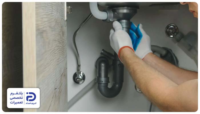 بررسی مسیر لوله‌های زیر سینک ظرفشویی