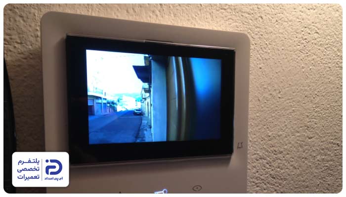 نور نامناسب (نور کم یا نور شدید مستقیم یا کنتراست نامتعادل) یکی از علتهای تار شدن تصویر آیفون تصویری