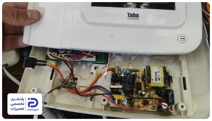 نم یا تقریر آب و کندانس (Condensation) داخل پنل یکی از علتهای تار شدن تصویر آیفون تصویری