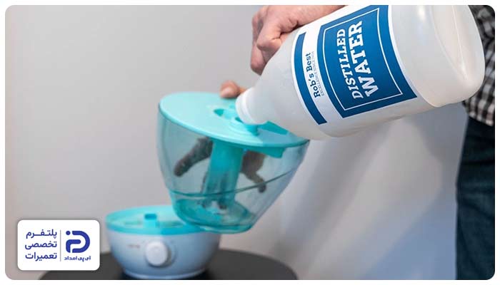 ریختن آب در مخزن دستگاه بخور یکی از علتهای قرمز شدن چراغ دستگاه بخور