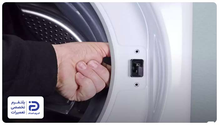 خرابی قفل یا زبانه درب از دلایل ارور e30 لباسشویی پاکشوما