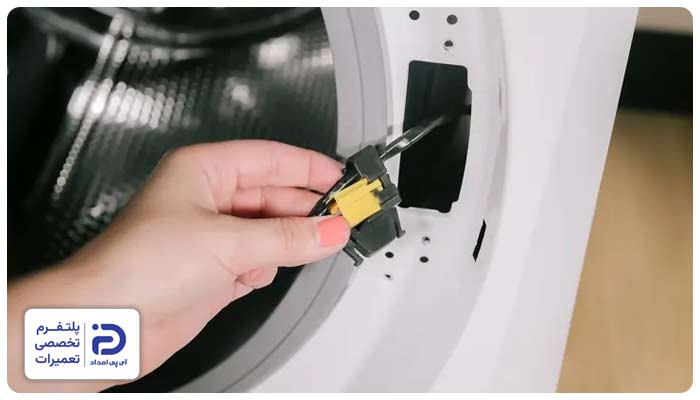 مشکل در میکروسوئیچ درب از دلایل ارور e30 لباسشویی پاکشوما