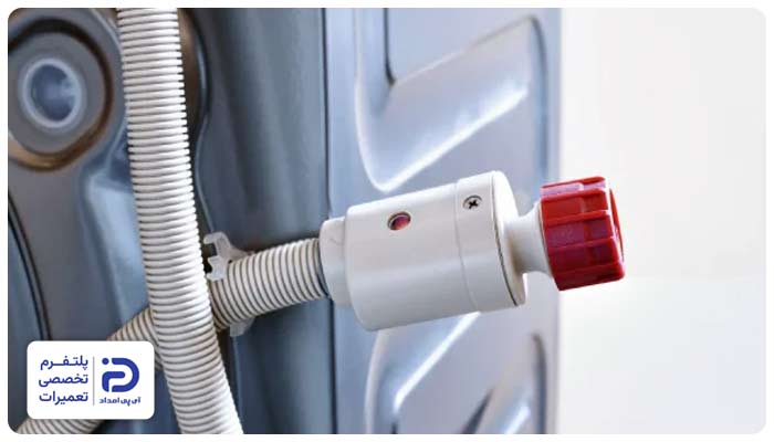 پارگی یا ترک در شلنگ‌ها از دلایل ارور ae در ماشین ظرفشویی ال جی